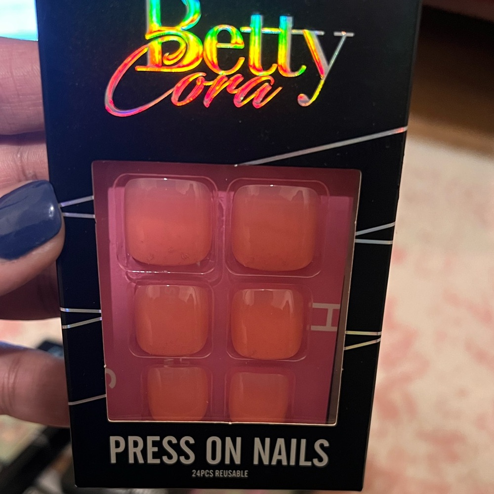 Betty Cora Pink Press-on Toenails